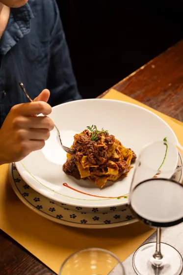 Pappardelle al ragù servite al tavolo