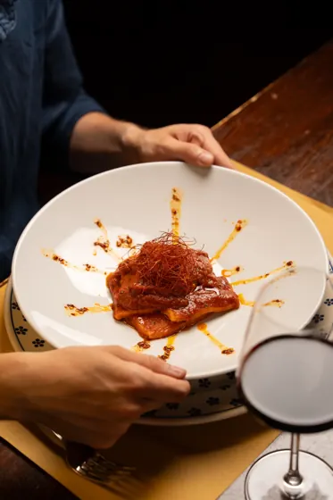 Pasta al pomodoro servita al tavolo