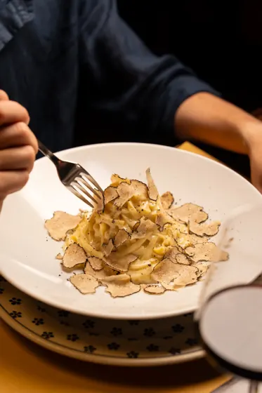 Tagliatelle al tartufo servite al tavolo