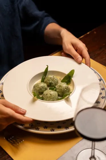 Gnocchi verdi alla salvia presentati al tavolo
