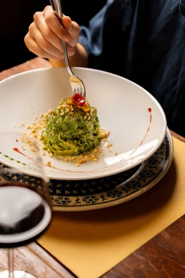 Pasta verde al pesto con noci e pomodori secchi