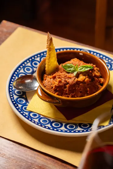 Pappa al pomodoro con crostini e basilico fresco