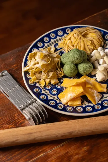 Pasta fresca assortita su piatto decorato