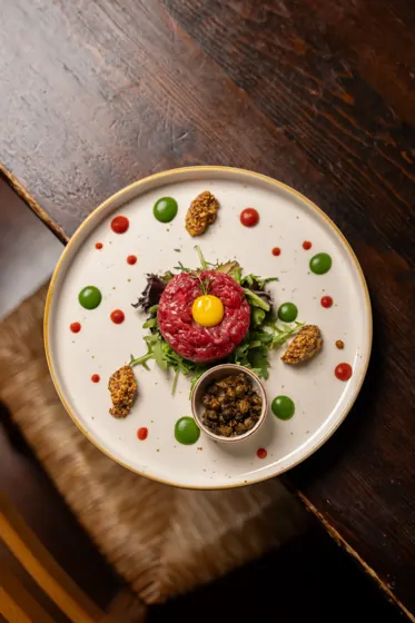 Tartare di manzo con tuorlo d'uovo e capperi