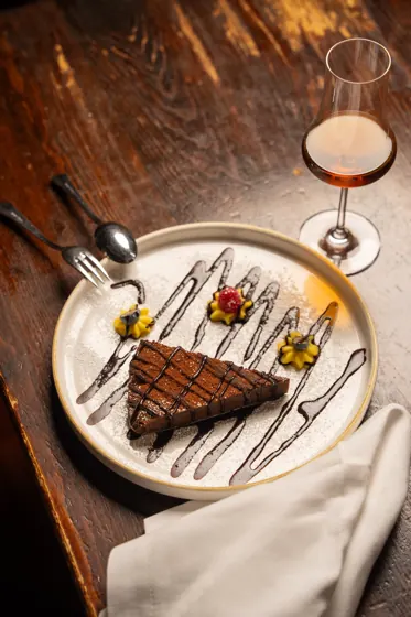 Dessert al cioccolato con crema e frutti di bosco