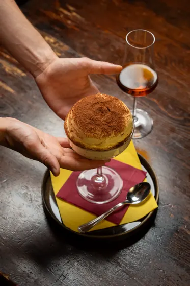 Tiramisù servito al bicchiere con cucchiaino