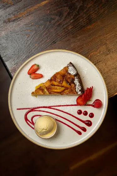 Crostata di mele con gelato e fragole fresche